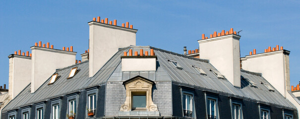 Panoramique d' angle de toit parisien et ses cheminées, Paris (75000), Île-de-France, France.