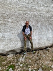 Mann auf dem Dachstein Berg Gipfel bei Hallstadt in Österreich
