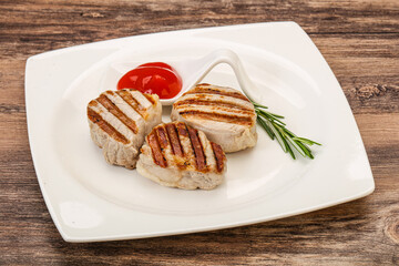 Grilled pork medallion with sauce
