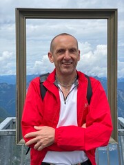 mann auf einem Berg Gipfel in Österreich
