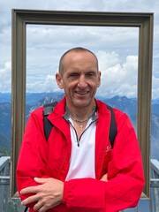 mann auf einem Berg Gipfel in Österreich