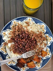 prato de feijão com arroz e suco de laranja