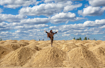 Obraz premium Elegancka kobieta na tle marsjańskiego krajobrazu. Kamieniołom Bornitsky. Wieś Nowe Chinkolowo, rejon Gatchinsky, obwód leningradzki. Rosja