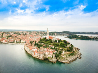 Rovinj in Istrien an der Adriak&uuml;ste von Kroatien aus der Drohneperspektive