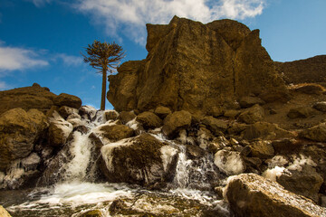 montaña rocosa cascada 