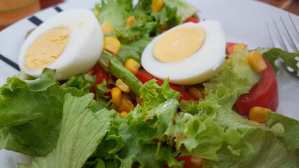 Salade et demi œuf dur