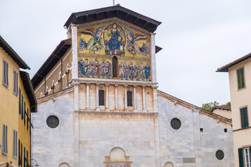 Fototapeta premium The facade of the Basilica of San Frediano in Lucca, Tuscany, Italy