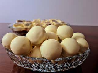 Delicious white chocolate bonbon, crunchy on the outside and creamy on the inside, perfect complement to make wonderful recipes.