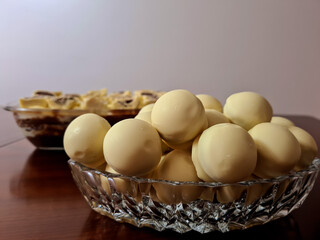 Delicious white chocolate bonbon, crunchy on the outside and creamy on the inside, perfect complement to make wonderful recipes.