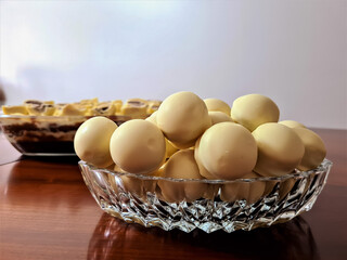 Delicious white chocolate bonbon, crunchy on the outside and creamy on the inside, perfect complement to make wonderful recipes.