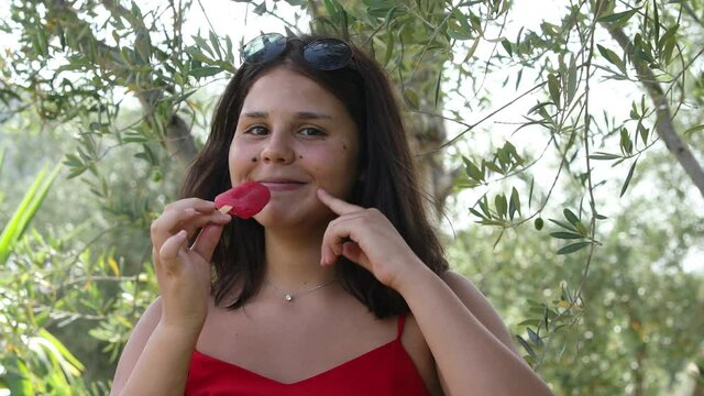 Video in 4k di una bambina brasiliana che si gusta un bel ghiacciolo alla frutta nel parco