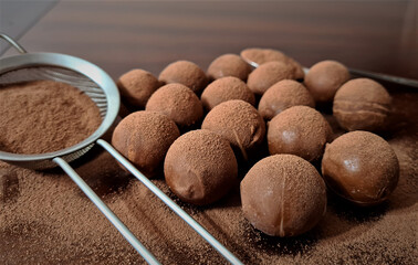 Delicious chocolate balls that, besides being very creamy, come covered with a wonderful cocoa powder.