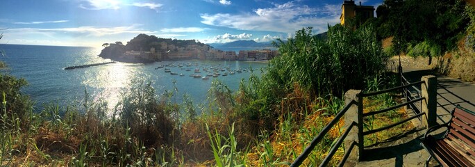 Obraz premium Panorama view on the Spiagga del Silenzio Bay of Silence in Italian Sestri Levante in bright sunlight
