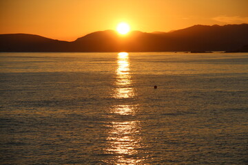 The poking sun going down sunsetting.