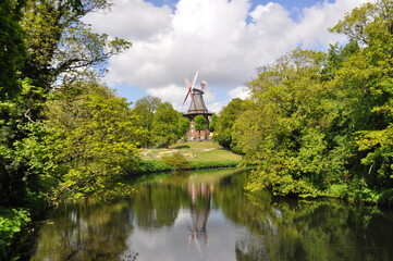 Bremen Niemcy , wiatrak w parku © Eva Biedrzycka