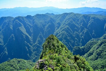 Naklejka premium 大蛇嵓から見下ろす新緑に包まれた絶景＠大台ヶ原山、奈良