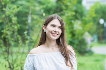 リラックスした表情で公園を散歩する若い女性