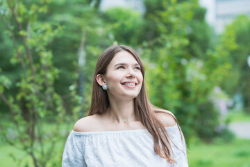 リラックスした表情で公園を散歩する若い女性