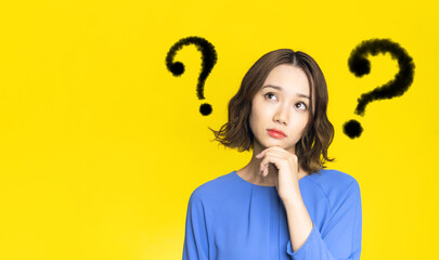 悩む日本人女性　疑問　クエスチョンマーク