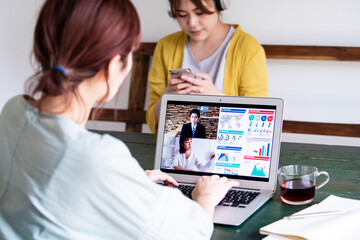カフェでWEB会議に参加する女性