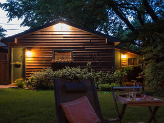 Obraz premium back yard with table and chair at dusk