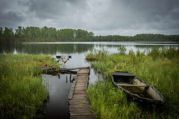Obraz premium abandoned boat at the lake