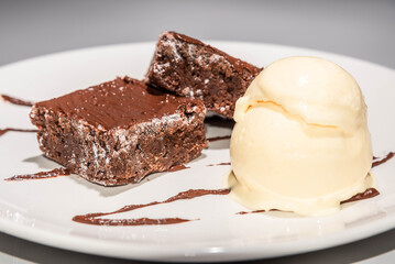 Brownie con helado de vainilla