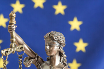 Flagge der EU und Statue Justizia © studio v-zwoelf