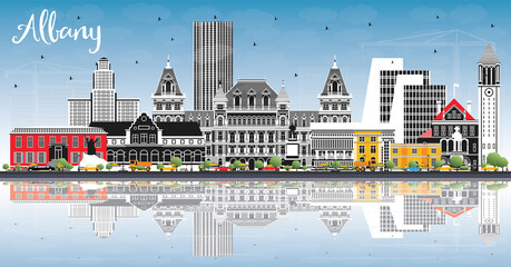 Obraz premium Albany New York City Skyline z kolorowymi budynkami, błękitnym niebem i odbiciami.