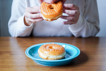 ドーナツ食べる人
