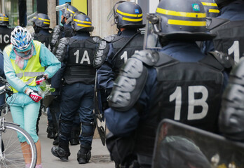 policiers pendant des manifestations