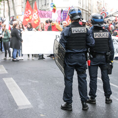 policiers pendant des manifestations
