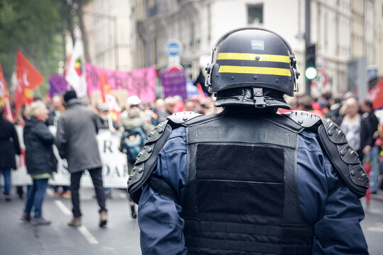 policiers pendant des manifestations