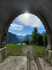 Wanderung bei Hallstadt Dorf in Österreich im Sommer