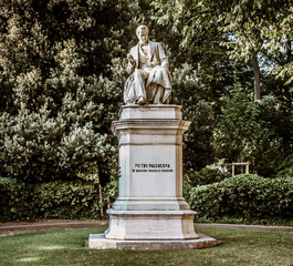 Obraz premium statue in the park