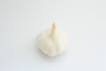 Fototapeta na wymiar head of garlic on a white background