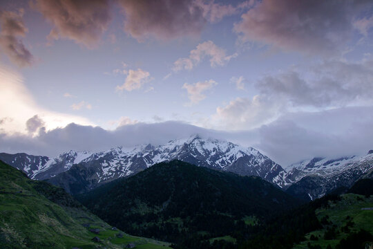 Granjas de Viados y macizo del Posets, 3375 metros.Valle de Gistain.Pirineo Aragones. Huesca. Espa&ntilde;a.