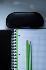 Brulion kredki zielone etui na okulary © Seance_Photo_Sylwia