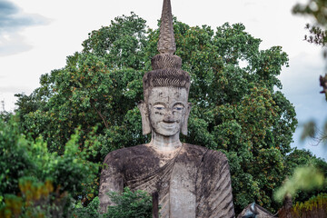Obraz premium Sala Keoku-Nongkhai:June19,2020,the atmosphere inside the religious tourist site,there is a garden and a corridor around a large sculpture,tourists come to see the beauty of the holiday,Thailand