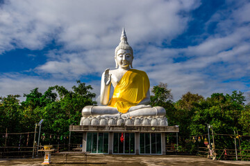 Obraz premium Background of the important religious sites in Udon Thani (Wat Pa Thep Prathanporn) has a large Buddha statue for people or tourists to make merit while traveling in Thailand.