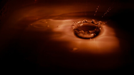 Goccia d'acqua in acqua arancione © Diego Vicentini