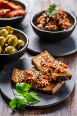 Crispy crostini with tapenade and ingredients.