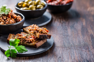 Crispy crostini with tapenade and ingredients.