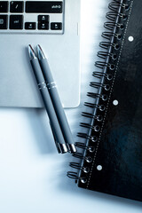 Długopis notes laptop biuro - obrazy, fototapety, plakaty