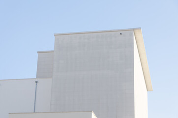 un bâtiment blanc. un bâtiment cubique blanc.