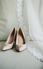Fototapeta na wymiar wedding day, bride's shoes, wedding rings, gathering the bride
