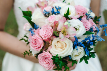 Fototapeta na wymiar bride holding bouquet, the bride's bouquet, bride in wedding dress, bouquet of roses, wedding day
