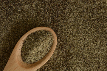 黒コショウと木のスプーン