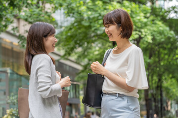 アジア人女性　二人　ビジネス