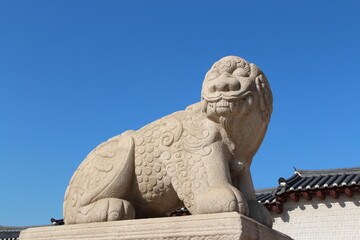 Fototapeta na wymiar Mythological lion Haechi statue at Gyeongbokgung Palace gate in Seoul, South Korea